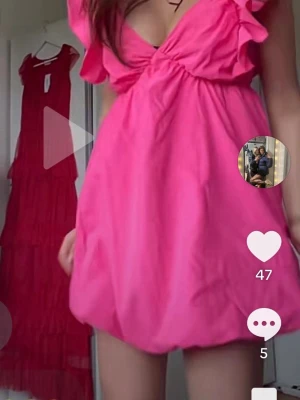 Rosa klänning med volangärmar - Supersöt kort rosa klänning med volangärmar och v-ringning. Passar flera storlekar då man knyter den i ryggen 