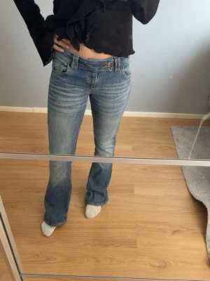 Blå bootcut jeans från BDG - Säljer ett par blå bootcut jeans från BDG Urban Outfitters. Jeansen är i mycket bra skick och använd ett fåtal gånger. Perfekta jeans till vår och sommar🩷🛍️