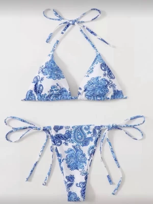 bikini med knytband - Snygg bikini med blått paisleymönster på vit botten. Överdelen är en klassisk trekantsmodell med knyt i nacke och rygg, och underdelen har knyt i sidorna för justerbar passform. Perfekt för strandhäng eller poolparty. Aldrig använd!