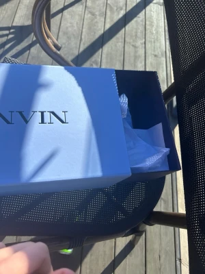 Lanvin storlek 44( endast skolåda) - . Säljer då jag inte har någon användning för den perfekt för dig som har ett par lanvins utan skolåda och vill sälja de så ökas priset med skolådan