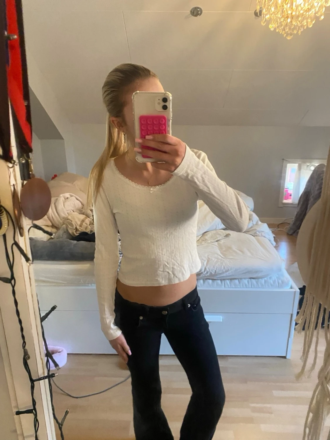 Vit croppad topp med spets och rosett