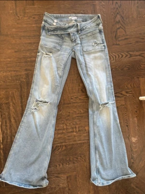 Gina young 14+ pleated flare jeans - Jättefina lågmidjade jeans från Gina Young 14+, säljer pga att de var för stora så de är helt nya och endast provade💓jeansen är små för sin storlek så de mostavarar ungefär en S, midjemått: 38 cm