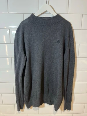 G-Star RAW grå sweatshirt - Stilren - Hej, säljer denna tröja då den inte används så mycket längre.  G Star RAW - Grå sweatshirt. Skicket - 9/10 ✅ lite nopprig. Material - Ullmix. Storlek - S. Perfekt plagg som passar många outfits och därmed är ett bra bass plagg att ha i garderoben👕  Hör av dig vid intresse!