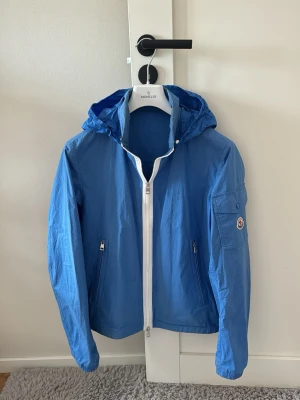 Moncler Windbreaker - Moncler Brize Windbreaker, Size 3 passar S & M, Cond 8/10 använd men flawless, Retail 7999kr, Tveka inte på att skicka ett meddelande vid frågor eller liknande🤝