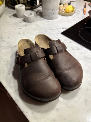 Bruna Birkenstock tofflor i läder - Säljer ett par klassiska bruna Birkenstock tofflor i äkta läder med justerbart spänne| inom 1-4 dagars leverans | äkta vara| pris kan diskuteras✌🏼