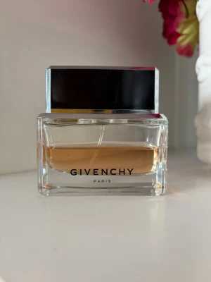 Givenchy: Dahlia Noir - 50ml från början. Diskad.