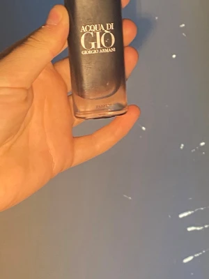 Acqua di Giò Parfym Giorgio Armani - Acqua di Giò från Giorgio Armani är en ikonisk parfym i en stilren, mörkgrå glasflaska med vit text. Flaskan har en elegant och modern design som känns lyxig och tidlös. Perfekt för dig som gillar fräscha och maskulina dofter.