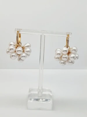 Handgjorda örhängen med pärldroppar  - Rostfritt stål.  Längd-3,5cm 