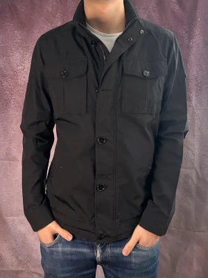 J.lindeberg field jacket  - Mycket fint skick | Size M (modellen är 188 cm 75 kg) | fraktar spårbart inom 24 timmar | för att köpa klicka ”köp nu” | vid frågor eller funderingar skriv ett meddelande | följare får bättre rabatter🙌