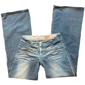 Vintage randiga lowwaist/ lowrise bootcut/ wideleg/ baggy jeans, y2k/ cyber/ alt/ 2000tal/ 2000s/ 00tal/ 00s/ vårkläder/ sommarkläder  - Snyggaste ljusblåa randiga lågmidjade utsvängda jeansen med fickor i fram! 100% bomull