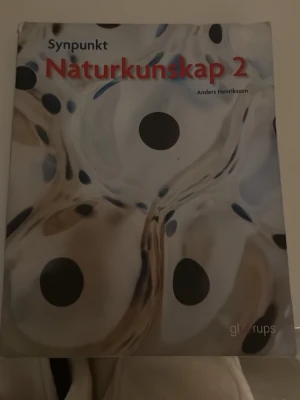 Synpunkt Naturkunskap 2 kursbok - Synpunkt Naturkunskap 2 av Anders Henriksson är en kursbok för gymnasiet. Omslaget är färgstarkt med abstrakt mönster i vitt, svart och beige. Boken tar upp vetenskapligt perspektiv, universum, människan, kemi, evolution, cellen och kroppen. Perfekt för dig som pluggar naturkunskap.