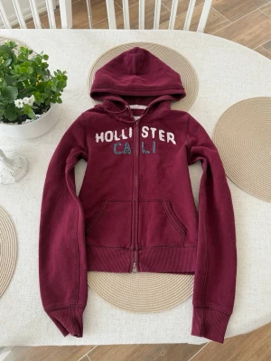 Hollister vintage zip - Storlek M, kan kännas som en S. Sällsynt modell med gamla loggan. Skickas inom 24h. Se liknande plagg i min profil! 