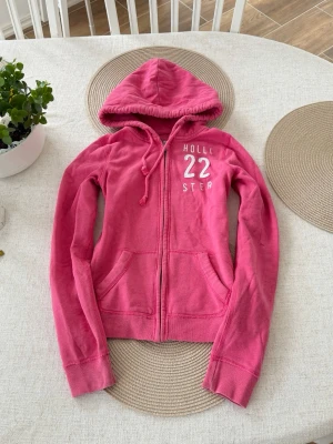 Hollister zip - Storlek XS. Skickas inom 24h. Se liknande plagg i min profil! 