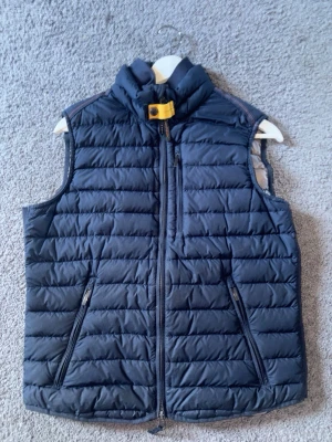 Parajumper väst - Hej säljer nu min mörkblåa parajumper väst i storlek S. Riktigt snygg och stilren väst passar perfeeekt till våren/sommaren.Glöm inte att Hålla stilen uppe på topp😉