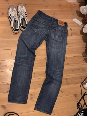 Vintage Levis 501  - Vintage Levis 501 med riktigt fet wash i mycket bra skick. (Skorna är tillsalu min profil men inte i denna annons). Storlek: W30 L34