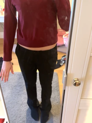 Vinröd tröja från H&M, storlek M - En enkel och stilren vinröd tröja från H&M i storlek M. Tröjan har rund halsringning, långa ärmar och ribbade muddar vid ärmslut och nederkant. Lätt att matcha med olika outfits. Säljer pga den bara ligger i min garderob 💕 