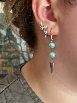 Ljusblåa handgjorda pärlörhängen med nitar  - Jag skapar dessa örhängen av noggrant utvalda pärlor från secondhand – ett medvetet val för att ge vackra material ett nytt liv.  Eftersom pärlorna är återbrukade kan små märken eller färgskiftningar förekomma på t.ex. metallen. Undvik kontakt med vatten för att bevara smyckena så fina som möjligt. Alla örhängen är handgjorda och säljs i par 💖🫶🏻⚜️