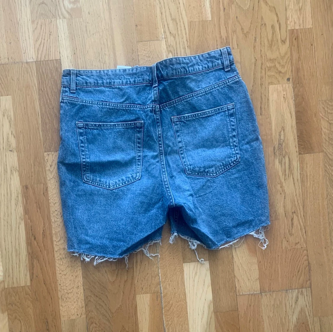Blå jeansshorts med slitningar - 1