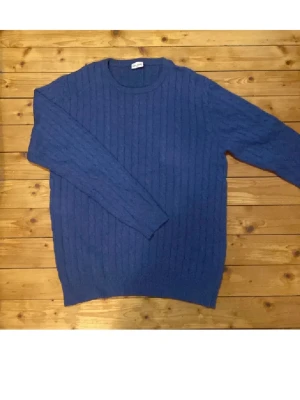 Blå stickad tröja John Henric - Kabelstickat tröja blå från John Henric, storlek XL, lite stor för mig som är 187. Bara testat den