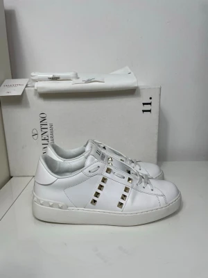 Valentino Rockstud Skor - Säljer nu dessa Valentino Rockstud Skor som är i mycket fint skick med ett nypris på 7 700 kr! Endast skorna ingår, det vill säga att Box, dustbag,kort och extra skosnören endast är för bildernas uppmärksamhet, skriv för fler bilder/frågor🙌🏼 