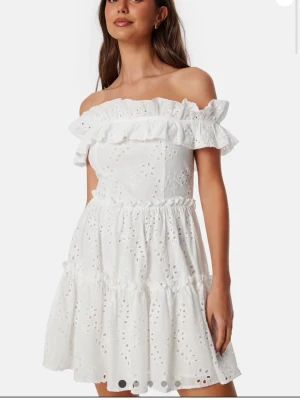 Vit offshoulder klänning med volang - Superfin vit kortklänning med offshoulder och volangdetaljer. Klänningen passar både för studenten eller en varm sommardag. Priset är 300 men det kan diskuteras 