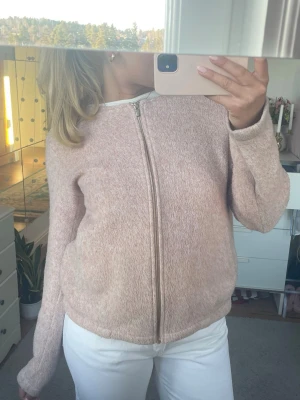 Vårjacka  - Superfin tunn jacka till våren, rosa/beige färg ”stickad” med dragkedja.