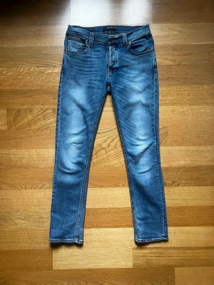 Nudie Jeans, Grim Tim - Säljer ett par snygga och klassiska jeans från Nudie Jeans. Perfekta till både vardag och lite mer uppklätt ✨🎊