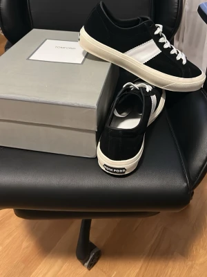 Svarta Tom Ford sneakers med vit detalj - Jag säljer ett par sprillans nya Tom Ford sneakers. Nypris: ca 7000-10 000 kr