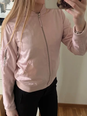 Rosa bomberjacka - Jättefin rosa bomberjacka som är perfekt till våren!💓