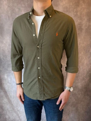 Olivgrön Ralph Lauren Skjorta - Stl S, Slim fit - RIKTIGT FET RL SKJORTA I FÄRGEN OLIVGRÖN, perfekt till sommaren som närmar sig! 🏖️🌊 |Mycket bra skick: 9,5/10, utan defekter! | Stl: S |  Modellen är 176cm och väger 75kg,  | Hör av dig vid frågor // Galgen 🫡