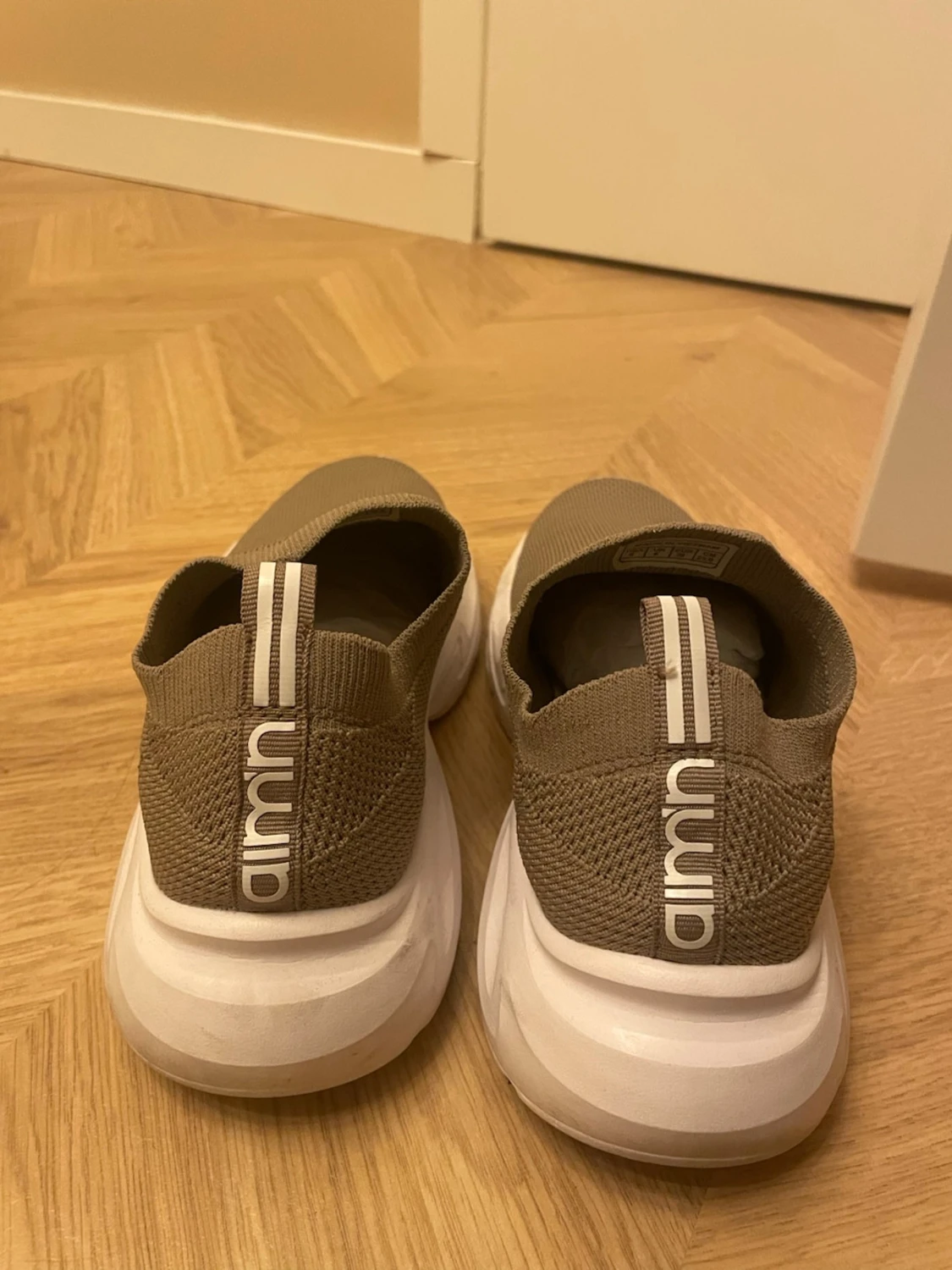 Beige slip-on sneakers från Amin - 1