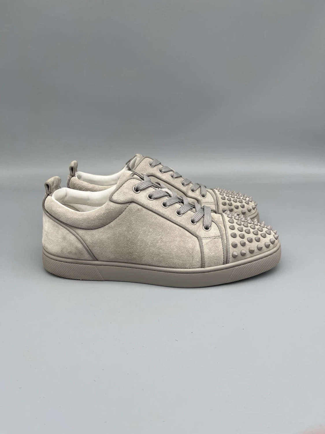 Louboutin skor i grå mocka med spikar  - 2