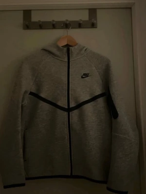 Grå Nike hoodie med dragkedja - Grå nike tech hoodie med dragkedja, passar folk som är 158-170cm långa, XL 