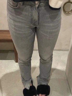 Grey Straight Leg Jeans - förkortad för att passa 155 cm