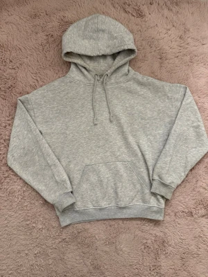 Grå hoodie - En stilren ljusgrå hoodie med huva. Hoodien är från BikBok i storlek XS men jag skulle säga att den är mer som en S🥰🥰Bra skick💕💕