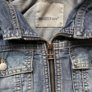 Jeansjacka - Jättecool jeansjacka från Redstar,,  Säljer då den tyvärr är för liten för mig. Skriv vid fler frågor/bilder💙 Öppen för prisförslag
