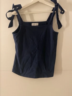 Mörkblå linnetopp från Holly & Whyte - Snygg mörkblå linnetopp från Holly & Whyte by Lindex. Aldrig använt och är i bra skick. Skriv för fler bilder och pris kan diskuteras.