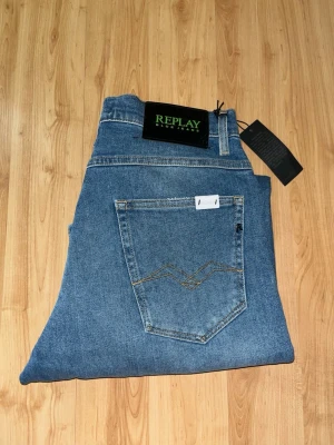 Replay jeans  - Helt nya! Repaly Kyran Jeans som har en rak passform med flera slitningar och hål på vänster knä. Midja 37cm, längd 109cm. Obs liten defekt vid sidan av benet. JAG SKICKAR EJ FLER BILDER NÄR JAG BÄR JEANSEN! för bättre inblick i passformen rekommenderar jag att googla på modellnamnet. För storleksguide kolla måtten noggrant då jeansen alltid kan vara uppsydda heller krympta och jag ej tar emot returer :) 1,47
