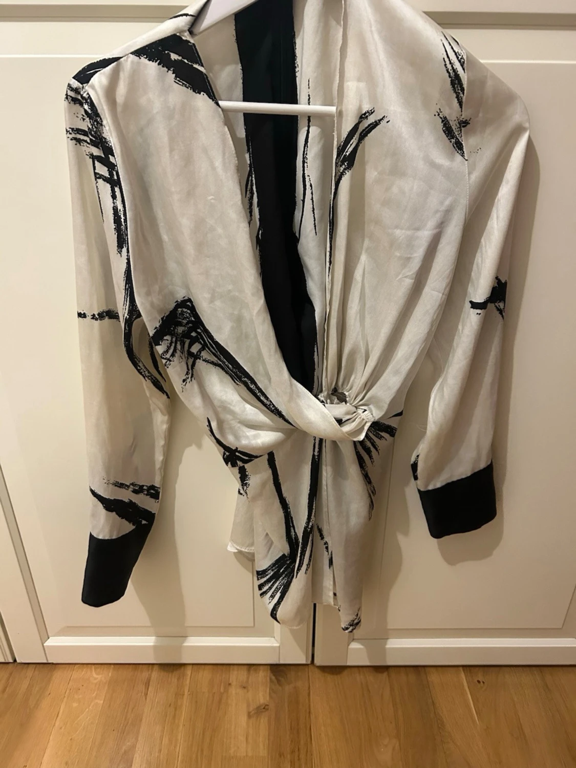 Beige omlottblus med svart mönster - 1