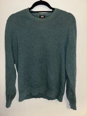Kashmir tröja  - 100% Kashmir tröja fràn uniqlo i färgen mörk grön. Säljer pga att den är för liten. Storlek S. Bra skick!