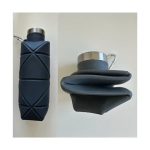 Svart vikbar vattenflaska i silikon - Praktisk svart vattenflaska i silikon som kan vikas ihop för att spara plats. Flaskan har ett geometriskt mönster, metallock och karbinhake för enkel upphängning. Perfekt att ta med till träning, skola eller utflykter.