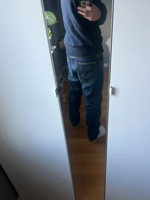  nudie jeans - Säljer ett par mörkblå nudie jeans då jag aldrig använt de. Jeansen är i NY skick och är rikigt fina. Storlek 29/32 Hör av er om ni har några frågor! Priset är inte fast 