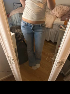 Ljusblå bootcut jeans från only  - Säljer ett par ljusblå bootcut jeans från only . Jeansen har klassisk femficksdesign, låg midja och utsvängda ben. Perfekta för dig som gillar en avslappnad och trendig look. Materialet är mjukt denim i bomull med lite stretch. 