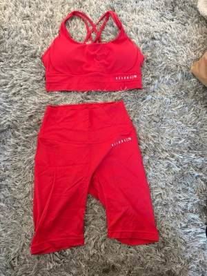 Rött Träningsset från Relode  - Rött Träningsset från Relode i bra och stretchigt träningsmaterial. Knappt använt! 