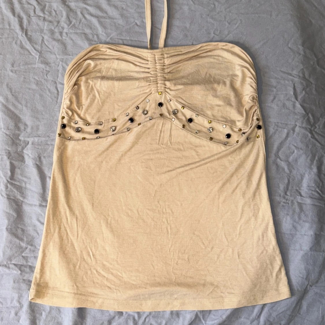 Halternecktopp med stenar - 91