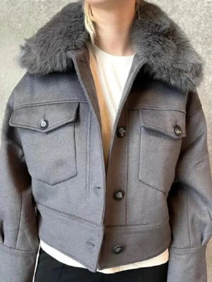 Meotine - Charlie jacket - Säljer min gråa korta kappa i ull från Meotine (modell: Charlie jacket) med äkta blårävspäls. Aldrig använd så i perfekt skick. Har ingen bild när jag har den på då jag aldrig testat den men tar med en bild när jag har en likadan i svart så ser man hur den sitter. Nypris: 3000kr