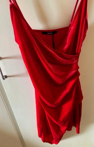 Röd klänning från Bik Bok - Säljer en helt ny klänning från Bik Bok i mjuk sammet.  Med prislapp.