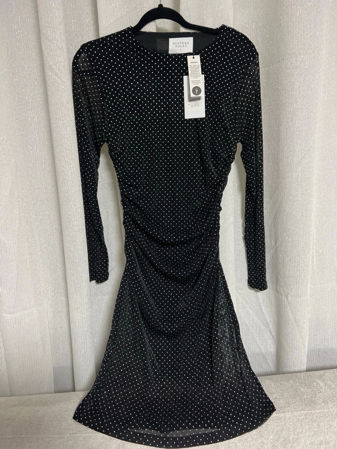Svart prickig klänning från sisters point - 4