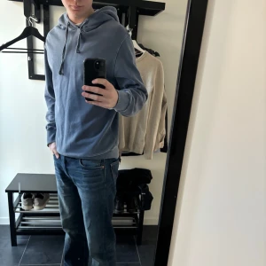 Blå gant hoodie med urtvättad design  - Snygg blå gant hoodie som har en snygg urtvättad färg. Nypris: 999 kr. Använd två gånger