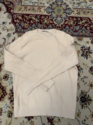 Beige ribbstickad tröja från Mango - Säljer en stilren beige ribbstickad tröja från Mango. 